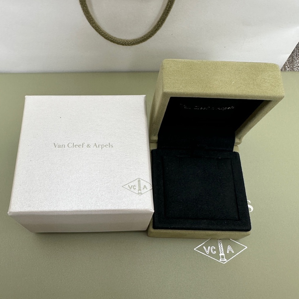 Van Cleef & Arpels Necklace Box with Outer Box & Case – Excellent Condition